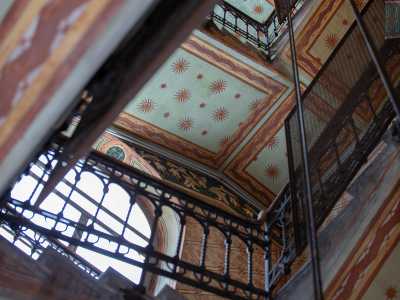 Da qui gradini e ascensore si inerpicano per i quattro piani superiori: la scalinata � accompagnata da una ringhiera con archi e onde che costituiscono un motivo tipicamente romanico